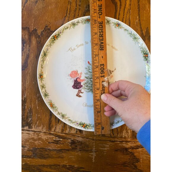 Vtg Holly Hobbie Christmas 1973 Porcelain Plate "The Time To Be Happy Is Now" Ma - Picture 3 of 4